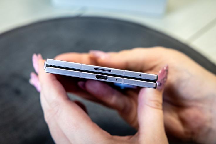 Spodnja stran zaprtega pregibnega pametnega telefona Samsung Galaxy Z Fold8 | Foto: Bojan Puhek