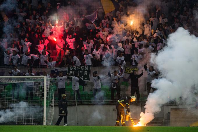 Kakšna bo nova kazen za odvržena pirotehnična sredstva navijačev NK Maribor na zelenico? | Foto: Vid Ponikvar