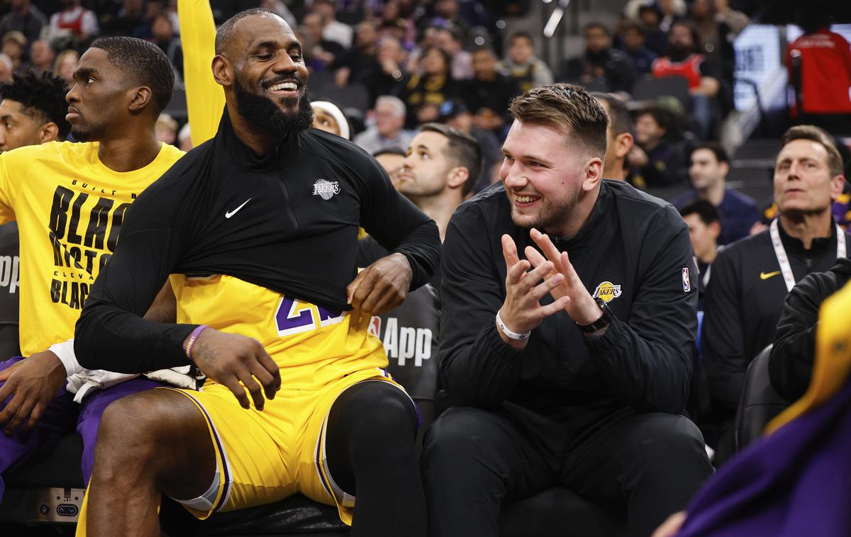 Luka Dončić LeBron James | Luka Dončić je tekmo svojih novih soigralcev, Los Angeles Lakers, sproščeno spremljal povsem od blizu. | Foto Guliverimage