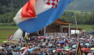 Hrvata prijeli zaradi nacističnega pozdrava na slovesnosti v Pliberku