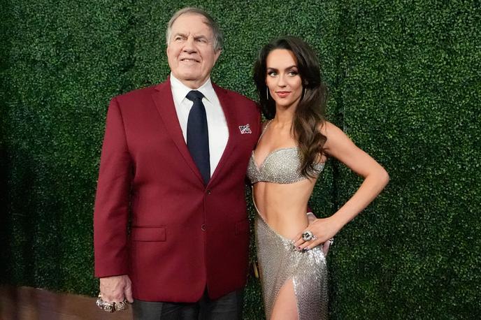 Bill Belichick, Jordon Hudson | Bill Belichick je na tekmovanju za mis Maina podprl svojo 49 let mlajšo partnerko Jordon Hudson (fotografija je iz februarja letos, ko sta se skupaj udeležila podelitve nagrad v ligi NFL). | Foto Guliverimage