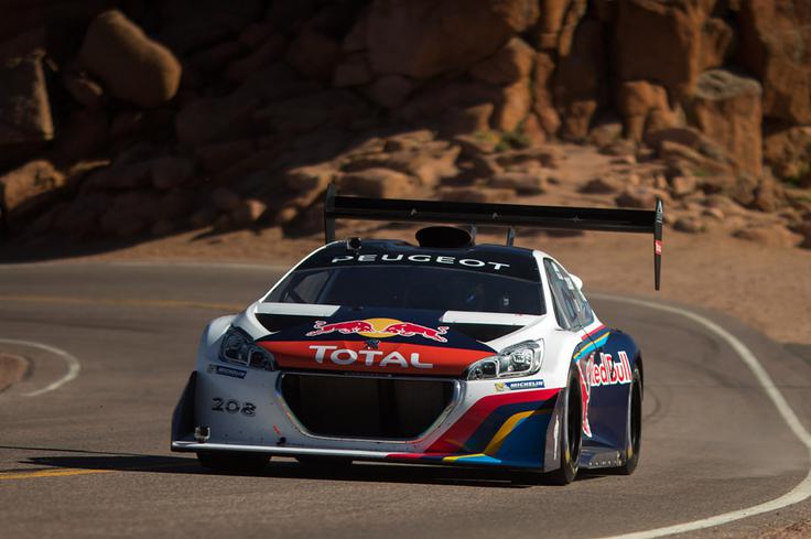 Nekdanji rekorder Sebastien Loeb s prototipom peugeot 208 T16. | Foto: Peugeot
