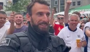 Nemški policist po zaslugi angleških navijačev velika spletna atrakcija