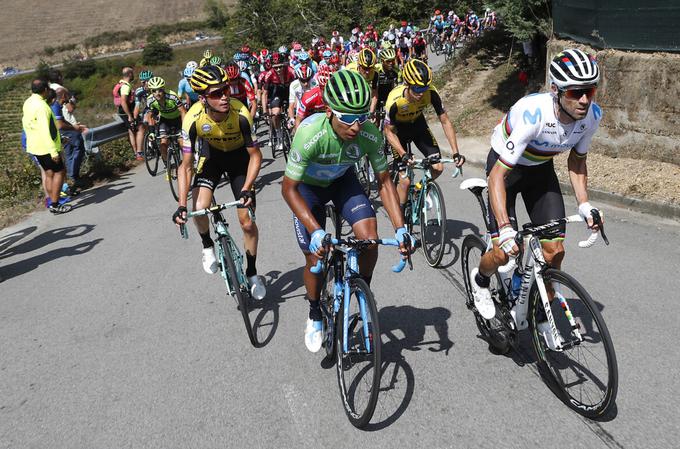 Nairo Quintana in Alejandro Valverde dihata Rogliču za ovratnik. | Foto: Luis Angel Gomez/PhotogomezSport