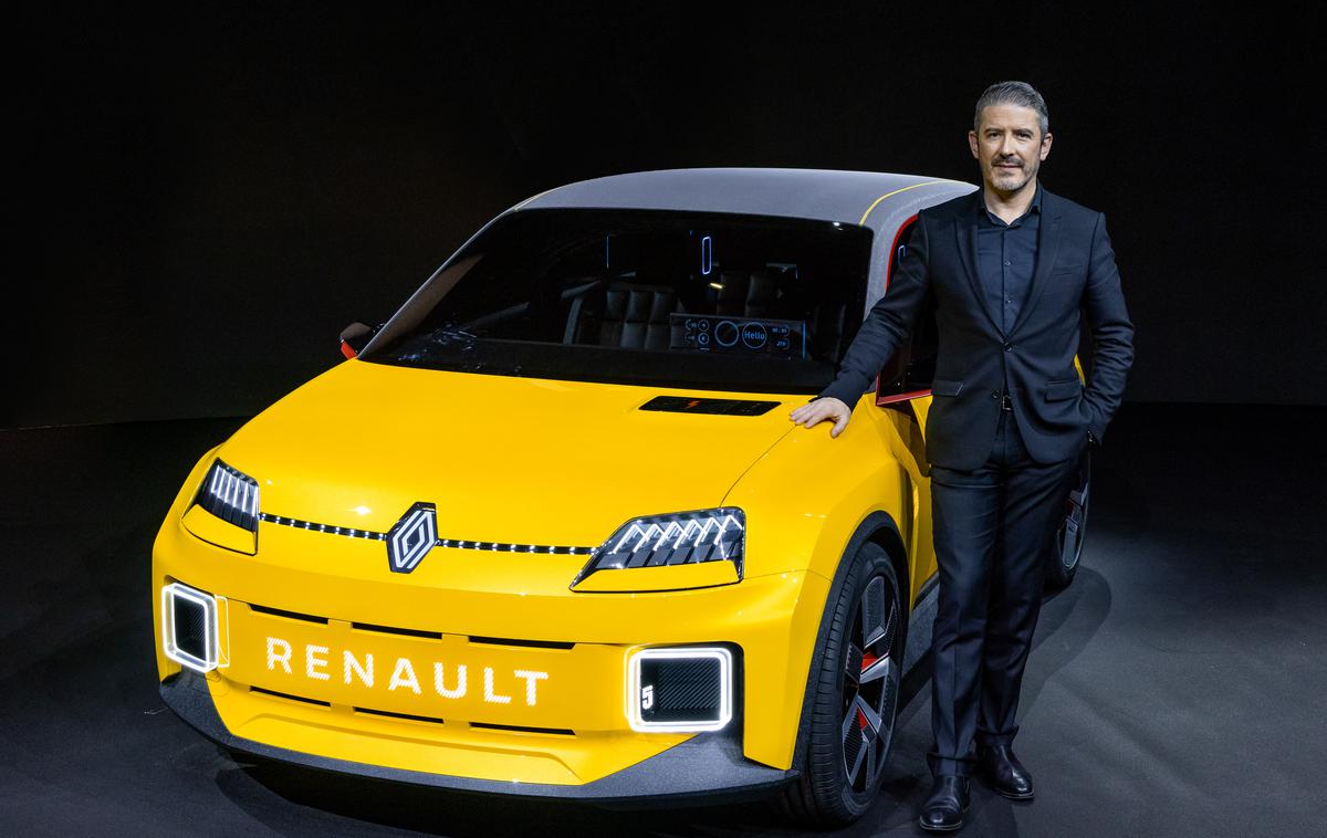 Gilles Vidal Renault | Gilles Vidal ob svojem zadnjem avtomobilskem konceptu. Tokrat že z Renaultovim logotipom. | Foto Renault