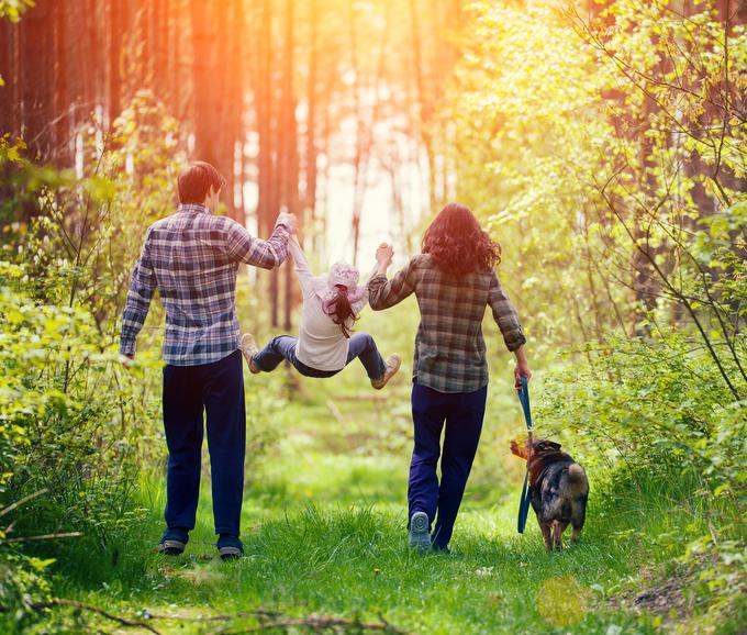 Ožji družinski člani ali člani skupnega gospodinjstva lahko gredo skupaj na sprehod, saj so v odloku navedeni kot izjema. | Foto: Thinkstock