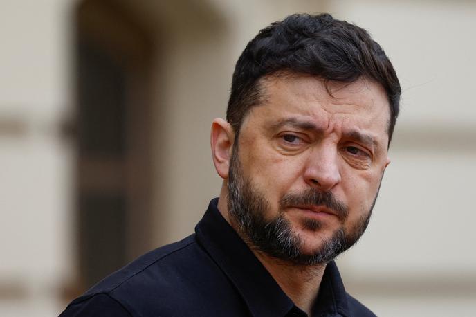 Volodimir Zelenski | ZDA si v okviru dogovora za končanje vojne prizadevajo za vzpostavitev demilitariziranega območja na vzhodu Ukrajine, je danes dejal ukrajinski predsednik Volodimir Zelenski. Američani po besedah ukrajinskega predsednika predlagajo, da bi ukrajinska vojska zapustila celotno regijo Doneck, poroča francoska tiskovna agencija AFP. | Foto Reuters