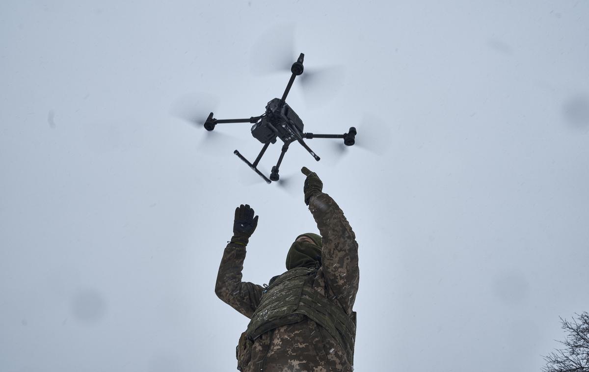 Ukrajinski vojak z dronom | V napadu ukrajinskih dronov naj bi bili poškodovani helikopterska baza v Sočiju in tovarna letal v Smolensku. (Fotografija je simbolična.) | Foto Guliverimage