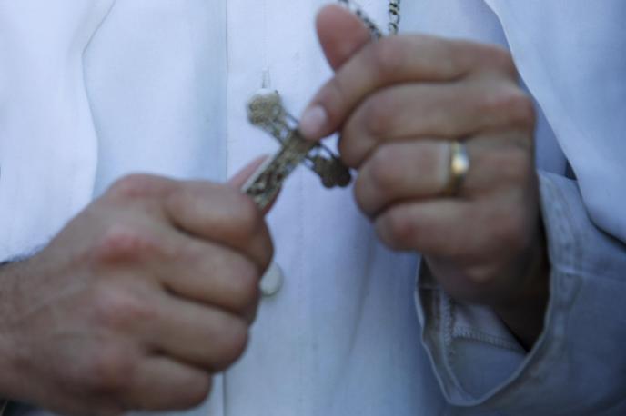 Duhovnik | Italijanske oblasti zaradi suma spolne zlorabe mladoletnikov preiskujejo devet članov nedavno ukinjenega katoliškega reda. Fotografija je simbolična. | Foto Reuters