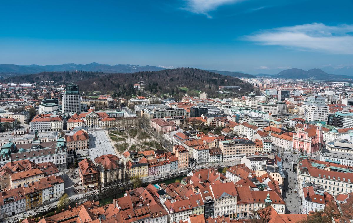 Ljubljana nepremičnine stanovanja gradbeništvo | Po navedbah Remca jim je pred tednom dni z Razvojno banko Sveta Evrope (CEB) uspelo podpisati tudi posojilno pogodbo za 70 milijonov evrov, za kar so se morali "krepko boriti". S temi sredstvi bodo do leta 2026 zgradili 912 javnih najemnih stanovanj v sedmih statističnih regijah, od tega bo 58 oskrbovanih stanovanj in deset odstotkov stanovanj za gibalno ovirane. Za določene projekte se sredstva iz načrta za okrevanje in CEB tudi prekrivajo. | Foto Guliverimage