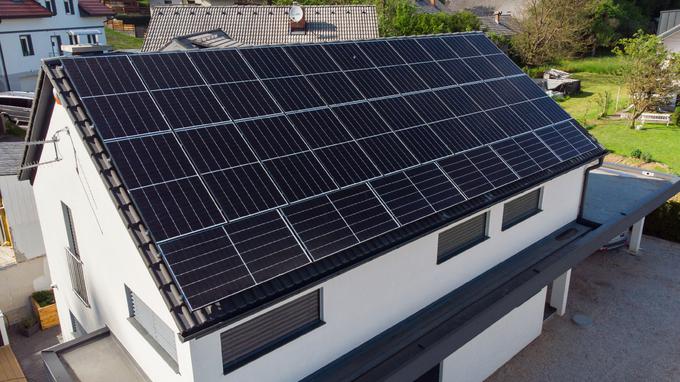 Samooskrba z električno energijo pomeni, da lahko s postavljeno sončno elektrarno na strehi svoje hiše sami proizvajate električno energijo in jo porabljate znotraj gospodinjstva. | Foto: GEN-i
