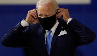 Biden za obvezno nošenje mask v ZDA, Trump to zavrača