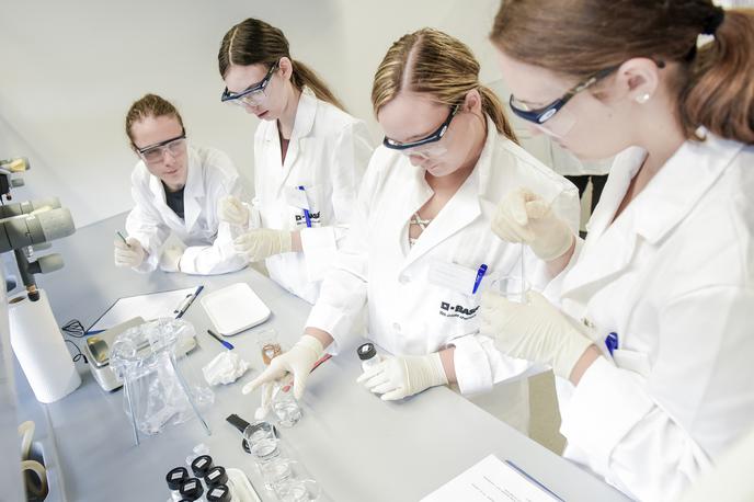 kemija, mladi, laboratorij, eksperiment | Vso lepoto kemije je najlažje začutiti pri eksperimentalnem in laboratorijskem delu. | Foto BASF