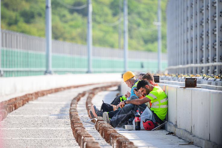Gradbišče drugega tira Divača-Koper z udeležbo ministrice za infrastrukturo ter predstavnikov družbe 2TDK. | Foto: STA
