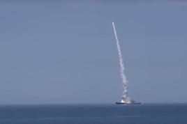 Ameriške rakete zadele iranski tanker v bližini otoka, ki ga želi Trump #vŽivo