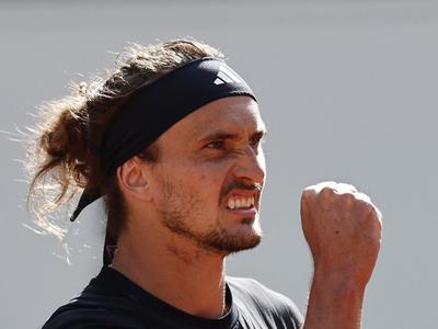 V četrto je vendarle šlo: Zverev po drami do prve lovorike z