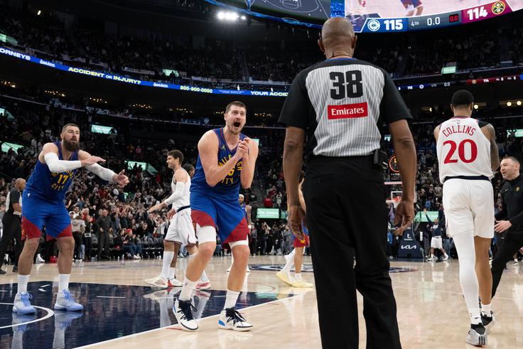 Nikola Jokić se je pritoževal sodniku Michaelu Smithu, da je bil storjen prekršek, a delivci pravice niso spreminjali odločitve. | Foto: Guliverimage