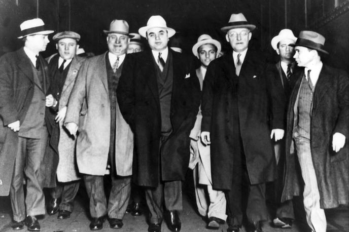Al Capone | Al Capone, na sredini v belem klobuku, ki ga spremljajo kriminalisti. | Foto Guliverimage