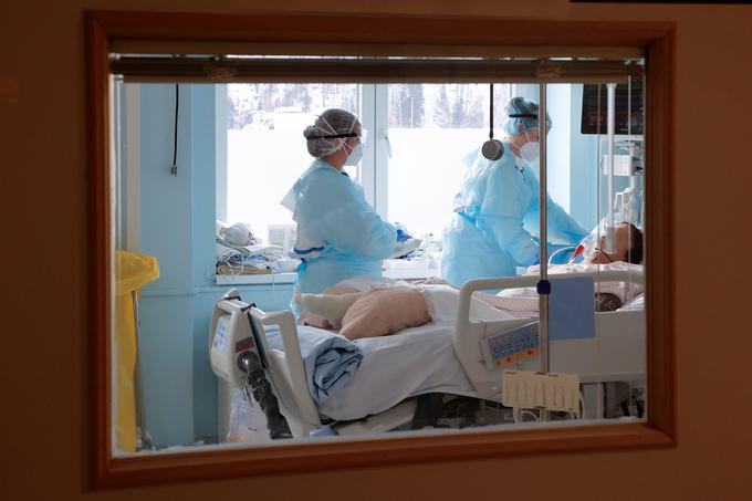 Na dveh navadnih covidnih oddelkih danes zdravijo 24 pacientov, pet bolnikov pa je v enoti intenzivne terapije.  | Foto: Reuters/Borut Živulović