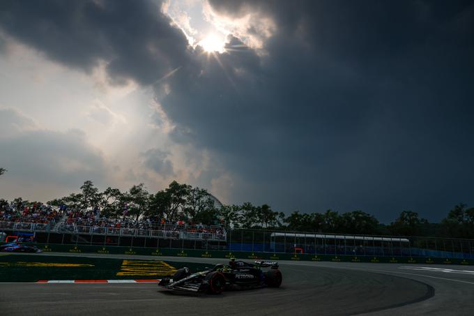 Lewis Hamilton ostaja previden. | Foto: Reuters
