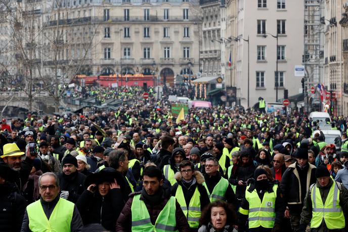 protesti Pariz Francija rumeni jopiči | Francoska vlada je v petek policijo opozorila, naj se v primeru, da se protesti danes ponovno sprevržejo v nasilje, ne obotavlja uporabiti gumijastih nabojev. Francosko upravno sodišče je namreč v petek odločilo, da jih lahko policija še naprej uporablja. | Foto Reuters