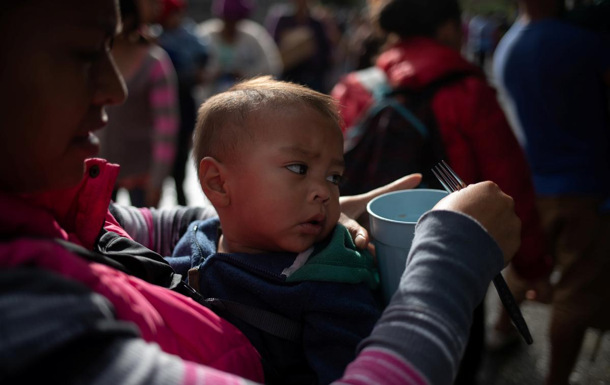 migranti, Mehika, ZDA | Migranti iz Srednje Amerike, ki v ZDA prosijo za azil, trdijo, da so jim v domovini ogrožena življenje. Ženske bežijo skupaj z otroci pred nasiljem v družini, moški pred nasiljem tolp, vsi skupaj pa pred skorumpiranimi vladami in tolpami. | Foto Reuters