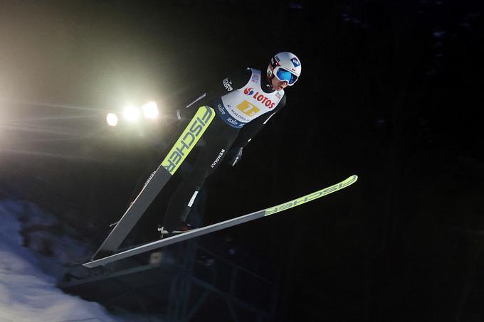 Izkušeni Poljak Kamil Stoch je v prvi seriji zaostajal za dvema tekmecema, nato pa skočil na vrh. | Foto: Reuters
