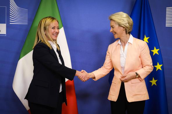 Von der Leynova naj bi skušala odložiti poročilo Evropske unije in pridobiti podporo Melonijeve