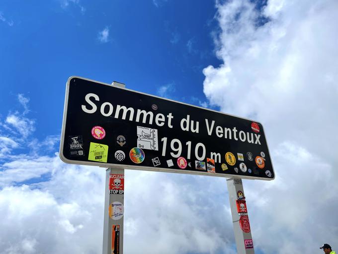 Mont Ventoux se dviga prek 1.900 metrov nad Provanso. Štart kolesarske etape z vzponoma nanj je bil na nadmorski višini vsega dobrih 20 metrov. | Foto: Gregor Pavšič