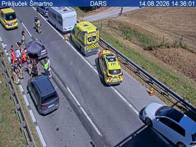 Prometna nesreča na gorenjski avtocesti: zaprt je prehitevalni pas