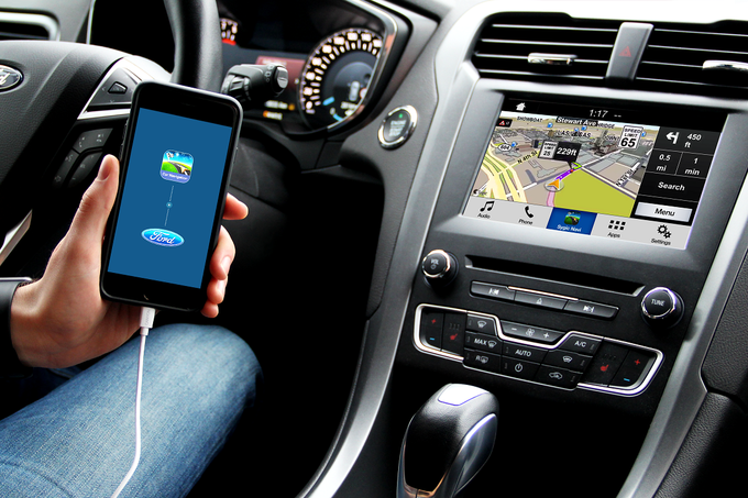 Ne le avtomobilski informacijsko-zabavni sistemi, tudi pametni telefoni so zelo priljubljeno orodje za navigacijske storitve. | Foto: 
