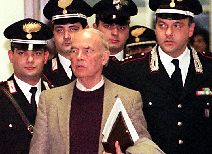 V Barilocheju je zavetje našel tudi esesovski stotnik Erich Priebke, ki je v mestu dolgo brezskrbno živel kot ugleden meščan in bil dejaven član tamkajšnje nemške skupnosti. V 90. letih pa je zaradi ameriških televizijskih novinarjev ves svet izvedel, da Priebke živi v Barilocheju. Na koncu so Argentinci Priebkeja izročili Italiji, kjer so mu sodili zaradi sodelovanja pri poboju več sto talcev v Rimu med drugo svetovno vojno. Na fotografiji: Priebke na sojenju v Italiji. | Foto: Guliverimage