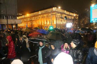 Na ulicah Beograda znova več tisoč protestnikov: "To ni bila nesreča. Bili so ubiti."