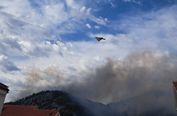 Požar na Hvaru: gasilci na delu celo noč, pogorelo okrog 30 hektarjev površin