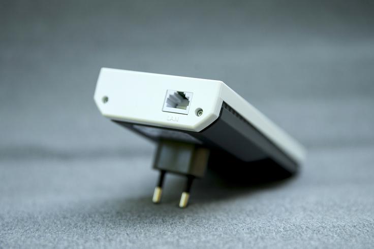 FRITZ!Repeater 24i00 ima en priključek za omrežni kabel (dražji model 3000 ima dva). | Foto: Ana Kovač