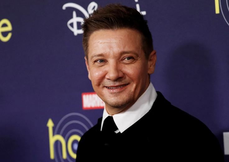 Jeremyja Rennerja je povozil njegov lasten snežni plug.  | Foto: Reuters