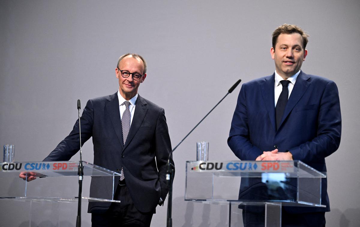 Friedrich Merz, Lars Klingbeil, SPD, Nemčija | V torek naj bi bundestag potrdil vodjo CDU Merza (na fotografiji levo) za novega kanclerja, s čimer bo Nemčija dobila novo vlado. Ob njem je novi finančni minister, sopredsedujoči SPD, Lars Klingbeil.  | Foto Reuters