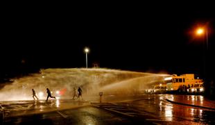 Izredno stanje na Severnem Irskem: v policiste metali molotovke, na cestah vodni top #video