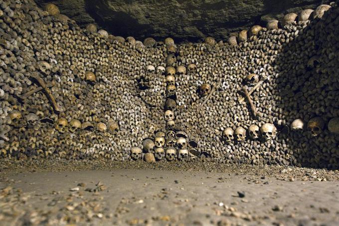 Parižani so katakombe pod mestom začeli graditi v 18. stoletju v nekdanjih rudniških rovih. Potrebovali so namreč nov prostor za odlaganje posmrtnih ostankov umrlih meščanov, saj ga je na pariških pokopališčih začelo zmanjkovati. Po nekaterih ocenah je v katakombah pokopanih okrog šest milijonov ljudi.  | Foto: Reuters