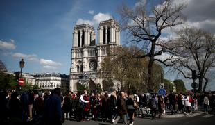 Po požaru v Notre-Dame po vsej Franciji zadoneli zvonovi #video #foto