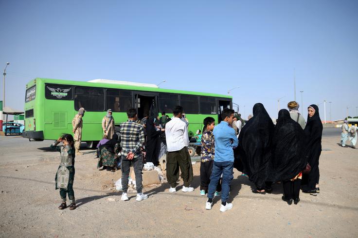 Na fotografiji so iz Irana deportirani afganistanski državljani, ki so 20. julija 2025 prispeli na mejni prehod Islam Qala v provinci Herat v Afganistanu.  | Foto: Reuters