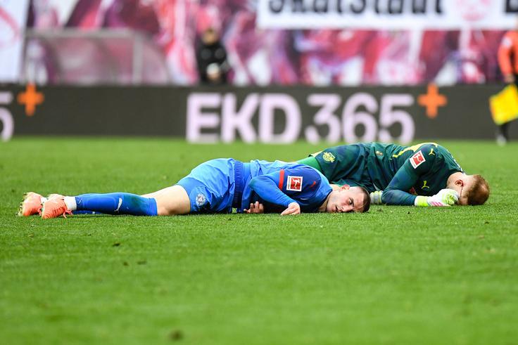 David Zec in Peter Gulacsi sta po hudem trku obležala nepremično na tleh. | Foto: Guliverimage