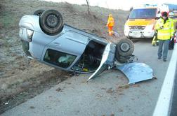 FOTO: V nesreči na avtocesti pristal na strehi