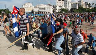 Na Kubi izbruhnili množični protivladni protesti #video