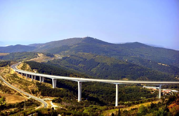 Viadukt, ki je skupaj dolg 1.065 metrov, prečka Osapsko dolino v horizontalnem radiju 800 metrov, na višini od 10 do 95 metrov, z glavnimi razponi dolžine 140 metrov. Sestavljata ga dve ločeni voziščni konstrukciji, ki sta v dolinskem delu podprti s krakasto oblikovanimi stebri oblike Y, na pobočnem, nizkem delu pa z ločenimi stebri, tako da ti skupaj z voziščnima konstrukcijama tvorijo stabilno prostorsko okvirno konstrukcijo. | Foto: Gregor Pavšič