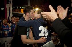 Poljubi za hokejista Jana Urbasa (foto)
