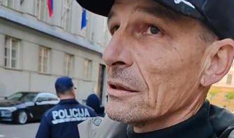 Moški pred vlado Robertu Golobu osebno prinesel orožje