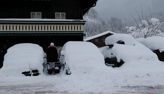 Zaradi velike količine snega je več gospodinjstev na Tirolskem ostalo brez električne energije. | Foto: Reuters