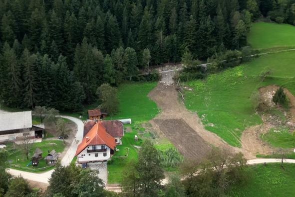 Katastrofa med snemanjem oddaje: poplave udeležencem niso prizanašale #video