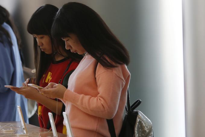 Prodajo Applovih pametnih telefonov je zelo pospešil predvsem model iPhone 6, s katerim si je Apple konec leta 2014 na široko odprl vrata na predhodno precej neizkoriščen trg, Kitajsko. Odkar Apple vodi Tim Cook, se je v državi z najštevilčnejšim prebivalstvom na svetu odprlo tudi 37 novih trgovin Apple Store. Danes jih je tam skupno 41, kar pomeni, da je bilo Stevu Jobsu bolj malo mar za potencial kitajskega trga.  | Foto: 